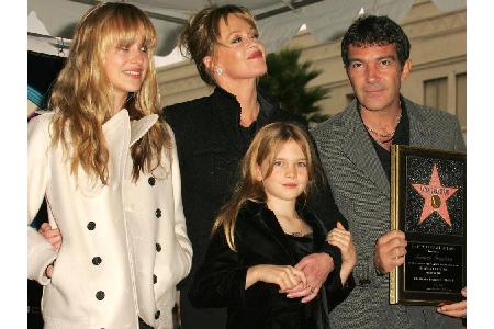 Der spanische Schauspieler Antonio Banderas war durch seine Ehe mit Melanie Griffith (Mitte) viele Jahre lang der Stiefvater...