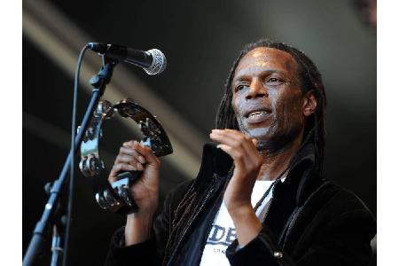Mit 56 Jahren verabschiedete sich Ranking Roger am 26. März von der Welt. Der The-Beat-Sänger litt sowohl an Lungenkrebs als...