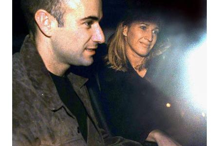 Dann begann ihr zweites Leben. Steffi Graf und der ein Jahr jüngere US-Tennis-Profi Andre Agassi wurden ein Paar (Foto: Nove...