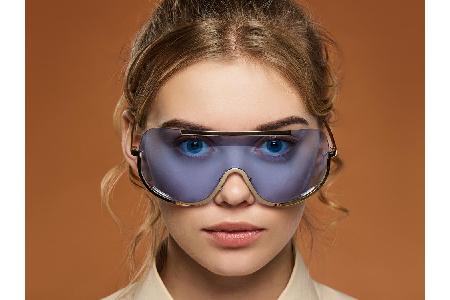 Abseits der Mode-Welt sind sie noch ein eher umstrittenes Accessoire: Die Shield-Sonnenbrille ist ein extravaganter Fashion-...