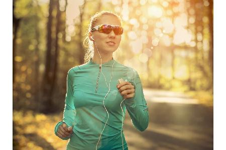 Aerodynamische Sport-Sonnenbrillen erleben derzeit ein modisches Hoch. Getragen wird das Modell mit verspiegelten bunten ode...