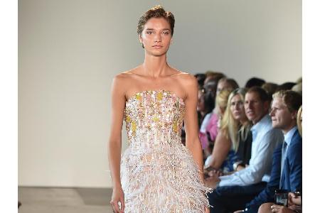 Für die etwas mutigeren Fashionistas erweisen sich die Federn zurzeit als modischer Begleiter. Ob als Rock, Kleid oder nur a...