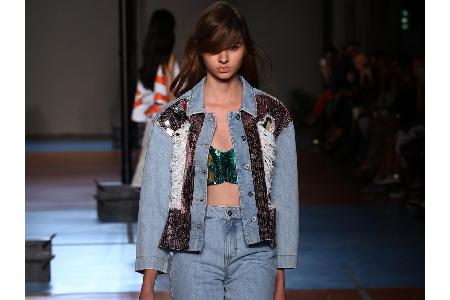 Denim gilt wohl als der beliebteste unter den zeitlosen Trends. Die Jeans-Stoffe erweisen sich immer wieder als lässiger Eye...