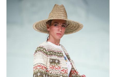 Der klassische Strohhut hat in dieser Saison die Fashion-Laufstege erobert. Das It-Peace harmoniert nicht nur zu jedem Look,...