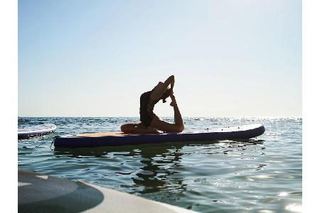 Stand-up-Paddel Yoga: Beim SUP-Yoga praktiziert man seine Asanas auf einem Board auf dem Wasser. Der bewegliche Untergrund f...