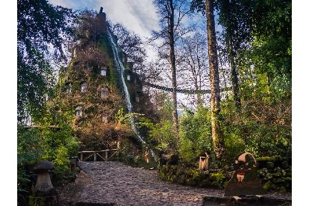 Schon einmal in einem Vulkan übernachtet? In der Magic Mountain Lodge in der Región de Los Ríos kann man das - zumindest fas...