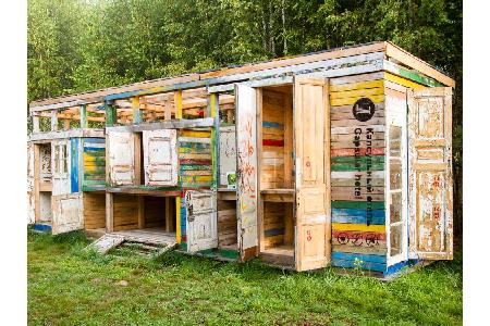 Eine Art Villa Kunterbunt scheint diese Herberge zu sein. Mitten in der russischen Pampa kann derjenige einen Schlafplatz be...