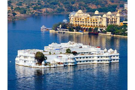 Das Taj Lake Palace punktet nicht unbedingt in Sachen Skurrilität, dafür aber bei der Abgeschiedenheit. Inmitten des indisch...