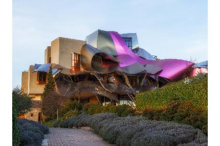 Wo geht's denn hier rein, bitte? Zugegeben, ein bisschen versteckt ist der Eingang des von Frank Gehry designten Hotels scho...