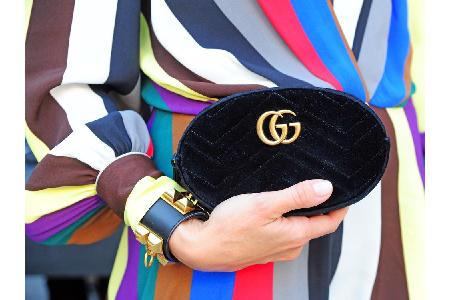 In Baden-Württemberg suchten die Frauen am häufigsten nach Gucci und der Kategorie Cocktailkleid, während sich die Männer vo...