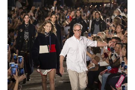 Frauen aus Sachsen-Anhalt shoppen im Internet gerne Tommy Hilfiger und Slides, während Männer auf die Marke Dsquared und Jea...