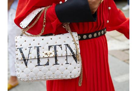 In Schleswig-Holstein kaufen Frauen online bei Valentino ein und suchen nach Röcken. Männer hingegen kaufen Ralph Lauren und...
