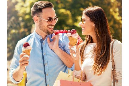 Nichts wie raus! Eis-Fans können die Schleckerei jetzt wieder unter freiem Himmel statt in der Eisdiele genießen oder die he...