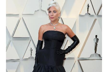 Lady Gaga ist bekannt für ihre skurrilen Looks bei öffentlichen Veranstaltungen. Während sie sich hier zur Abwechslung in ei...