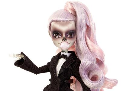 ...ist sie hier als Barbie im Zombie Boy-Look zu sehen, inspiriert von ihrem Musik-Video 