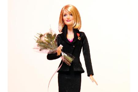 Statt einem Zauberstab oder Buch hält die Rowling-Figur allerdings einen Blumenstrauß in den Händen.