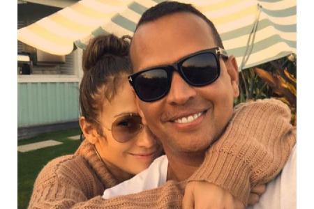 So verliebt! Ihr Liebesglück stellen Jennifer Lopez und Alex Rodriguez auch via Social Media gerne zur Schau.