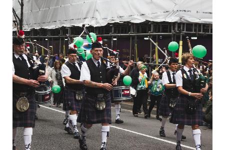 Auch der große Nachbar Großbritannien lässt den heiligen Patrick hochleben. In Manchester war die Parade Teil des 