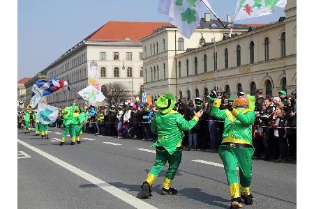 Bevor die grüne Party in München steigt, ziehen am 17. März 60 Gruppen in traditionellen, aber auch kuriosen Kostümen von de...