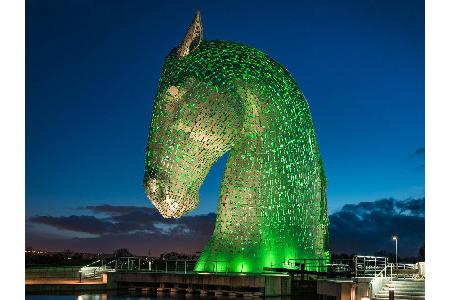 Aber auch das grüne Pferd, eines von zwei Kelpies bei Falkirk, Schottland, ist ein echter Hingucker. Sei es grün beleuchtet ...