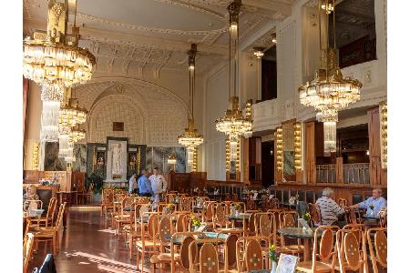 Ähnlich wie Wien hat auch Prag eine ausgeprägte Kaffeehaus-Kultur. Bei all den Rundgängen und Besichtigungen kommt eine klei...