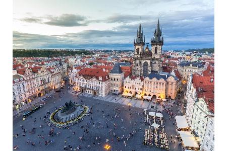 So gestärkt geht es in die abendliche Prager Altstadt. Sehenswert sind hier das historische Rathaus und das Jan-Hus-Denkmal.