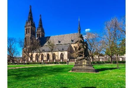 Südlich der Prager Neustadt liegt die Burg Vysehrad, ein frühmittelalterlicher Burgwall. Mitten in der Burg befindet sich di...