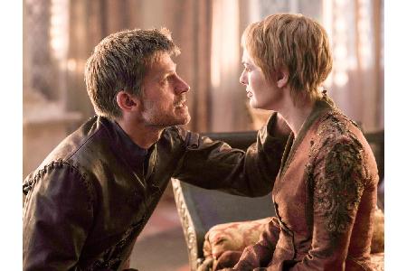 Über den Inzest zwischen den Lennister-Zwillingen Jaime (Nikolaj Coster-Waldau) und Cersei (Lena Headey) schüttelt die Fange...