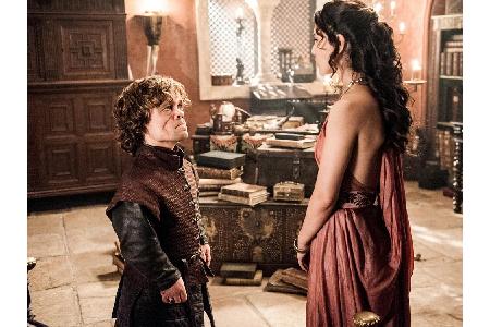 Tyrion Lennister (Peter Dinklage) entwickelt tiefe Gefühle für die Prostituierte Shae, gespielt von der Deutschen Sibel Keki...