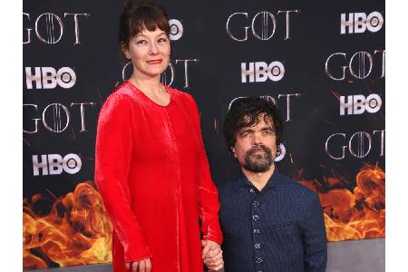 Peter Dinklage hat seine Schauspielkollegin Erica Schmidt im Jahr 2005 geheiratet. Das Paar hat zwei Kinder.