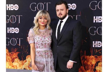 Privat zeigte sich John Bradley bei der Premiere der achten Staffel von 