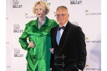 Seit 2013 ist der Mann an der Seite von Gwendoline Christie der Modedesigner Giles Deacon.