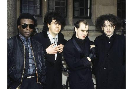 Am 26. Februar schloss der Ex-The-Cure-Drummer Andy Anderson (l.) für immer die Augen. Im Alter von 68 Jahren erlag der Musi...