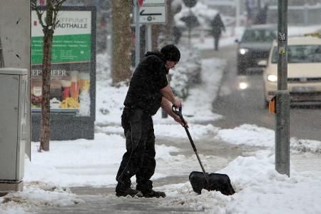 Schnee schippen 2 Imago ralph peters.jpg