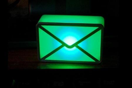 Der USB Mail-Melder leuchtet auf oder macht ein Geräusch, wenn eine neue Mail eingeht, und zeigt durch seinen Farbverlauf vo...