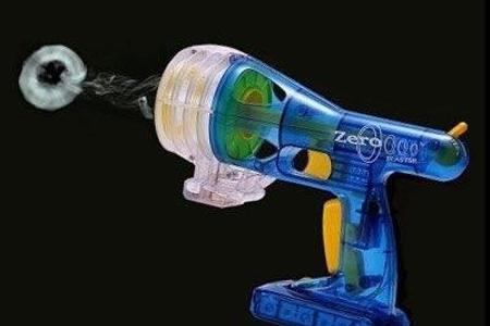 Der Zero Fog Blaster ist eine Nebelpistole, mit der Sie sich im Büro wilde Schießereien liefern, ohne ernsten Schaden anzuri...