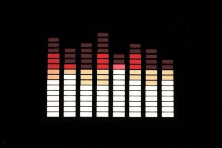 Mit diesem T-Shirt machen Sie auf jeder Party etwas her. Es besitzt einen integrierten Equalizer, der auf Musik reagiert und...