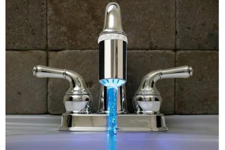 Das Faucet-Light ist ein spaßiges Gadget für das Badezimmer. Sie befestigen den Aufsatz einfach an Ihrem Wasserhahn und scho...