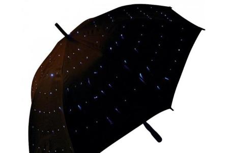 Jetzt wird jeder Regenschauer zum Erlebnis. Durch die eingebauten LED-Lampen sieht die Oberseite Ihres Regenschirms wie ein ...