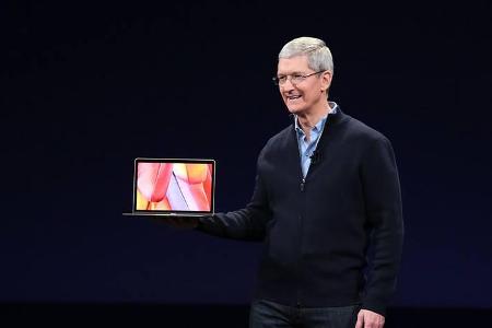 Tim Cook mit dem neuen Macbook.