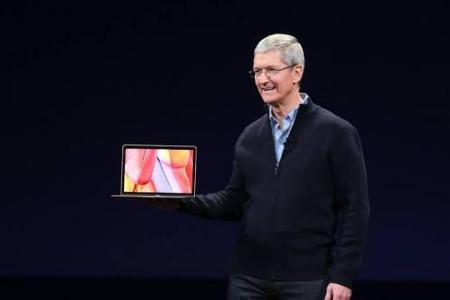 Tim Cook zeigt das neue Macbook