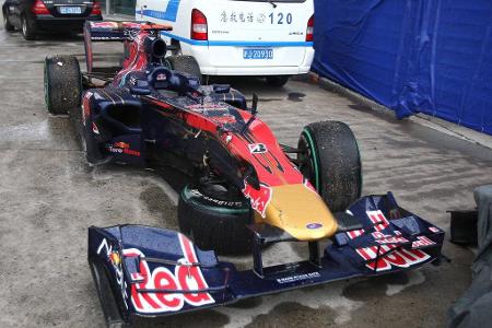 Für einen der kuriosesten Unfälle in Shanghai sorgt Sébastien Buemi im Jahr 2010. Im Training brechen dem Toro-Rosso-Piloten...