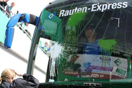 Werder-Führungsetage verurteilt Wurfattacke auf HSV-Bus Werder-Führungsetage verurteilt Wurfattacke auf HSV-Bus
