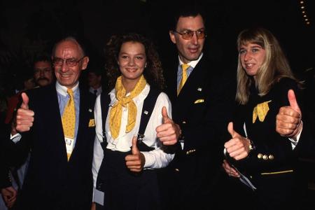 Und auch der deutsche Sportbund macht sich das Gesicht seines neuen Sternchens zu Nutze: Neben Top-Star Steffi Graf wirbt va...