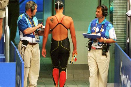 Nach den glorreichen Jahren folgt 2000 der Tiefpunkt ihrer Karriere. Ohne eine einzige Finalteilnahme in einem der Einzelwet...