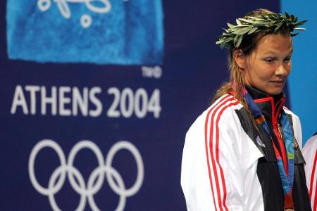 Auch bei ihrer letzten Olympia-Teilnahme bleibt van Almsick Gold verwehrt. Zwar holt sich in den Staffeln noch einmal zwei B...