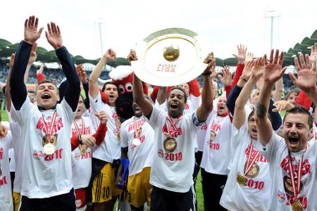 In der 36. Runde der Saison 2009/2010 haben gleich drei Teams die Chance auf den Meisterteller. Salzburg mit Coach Huub Stev...