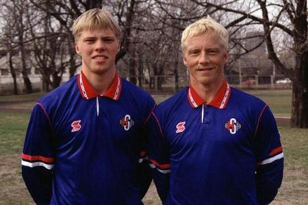 Legendäre Szene im Jahr 1996: Im Alter von 17 Jahren wird das isländische Top-Talent Eidur Gudjohnsen (l.) im Länderspiel ge...