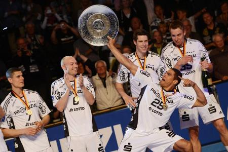 In der Spielzeit 2011/12 schreibt der THW Kiel Handball-Geschichte. Die Hanseaten gewinnen alle 34 Saisonspiele und werden m...