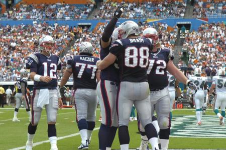 Quarterback Tom Brady führt die New England Patriots in der Saison 2007 zu einer makellosen Bilanz von 16 Siegen aus 16 Spie...